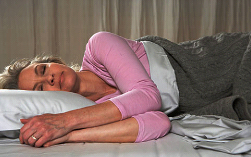نحوه ی خوابیدن مناسب برای کمر درد
