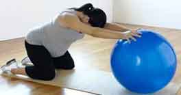 ورزش کشش باسن با توپ در دوران بارداری
