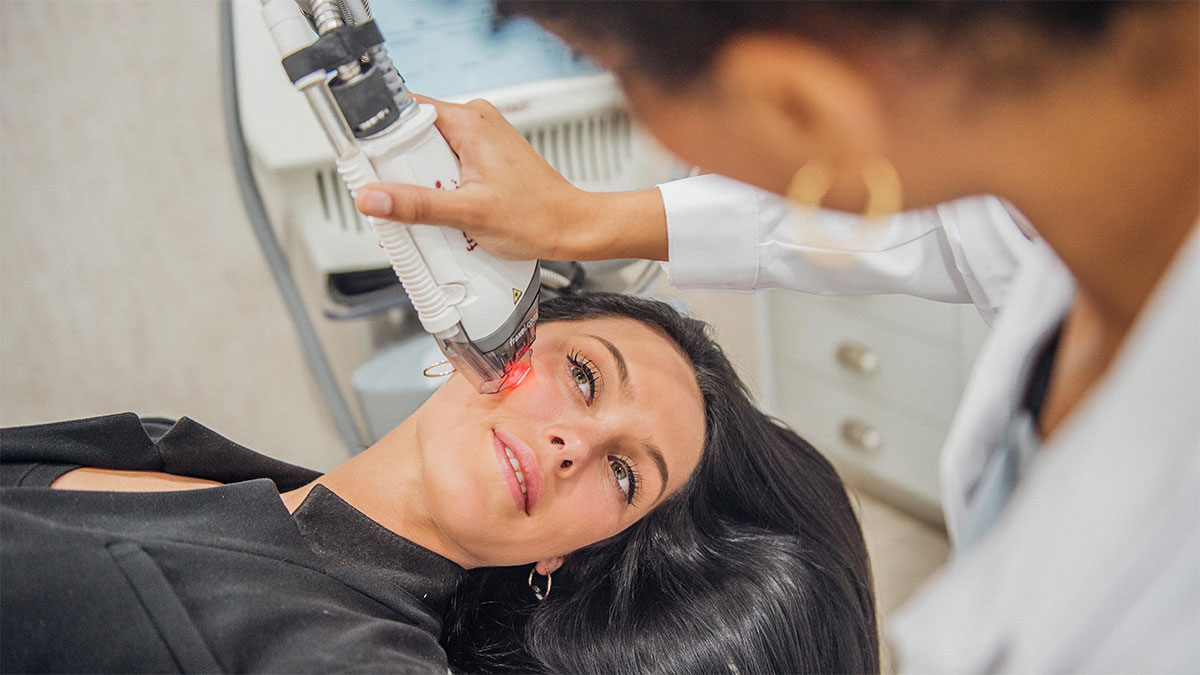 لیزر فرکسل | کاربرد، فواید و هزینه هر جلسه لیزر فرکسل 1404