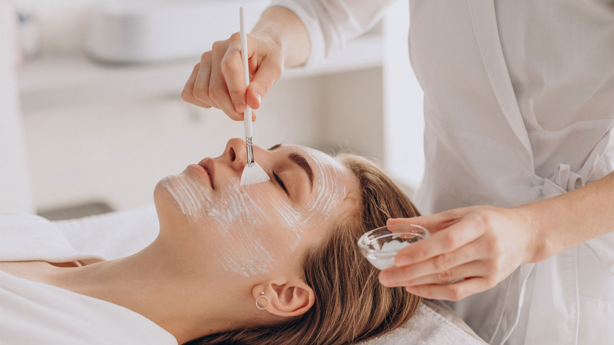 فیشیال صورت چیست؟ فواید، مراحل انجام و عوارض